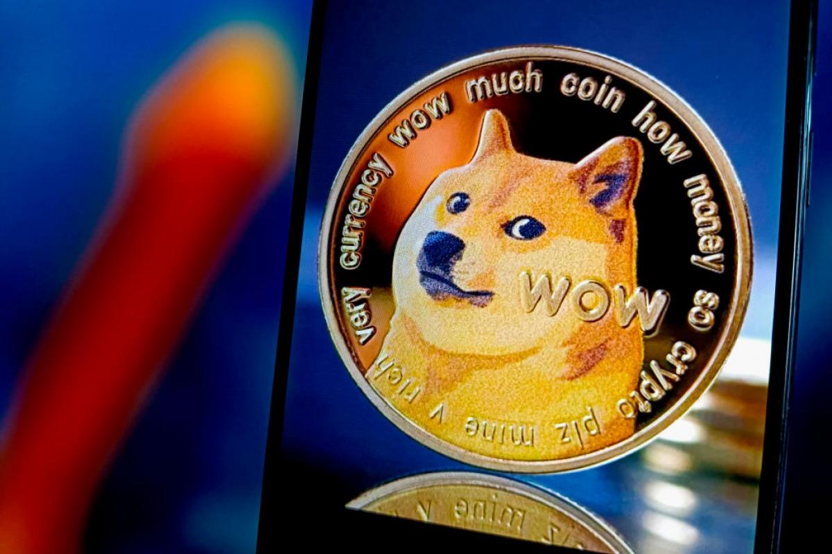 Imagen de archivo de una moneda Dogecoin.