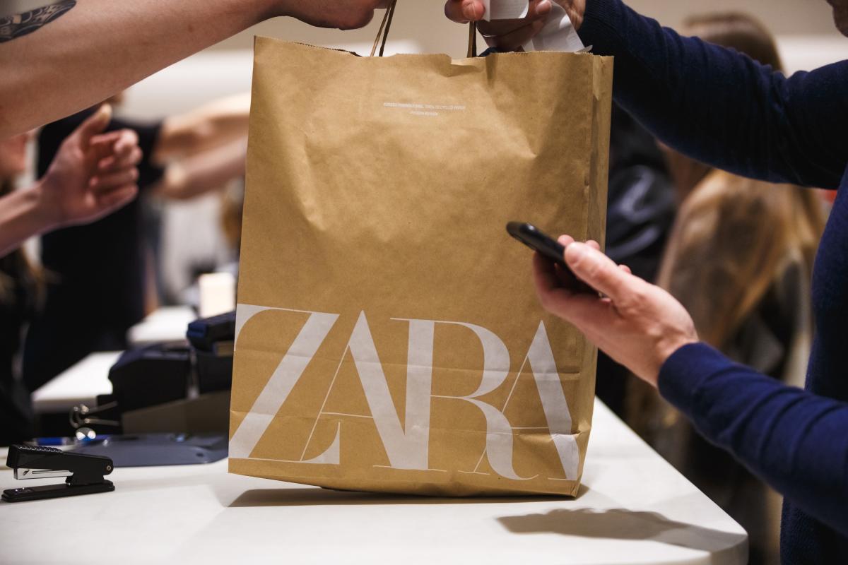 Clientes pagando en una tienda de Zara, del grupo Inditex.