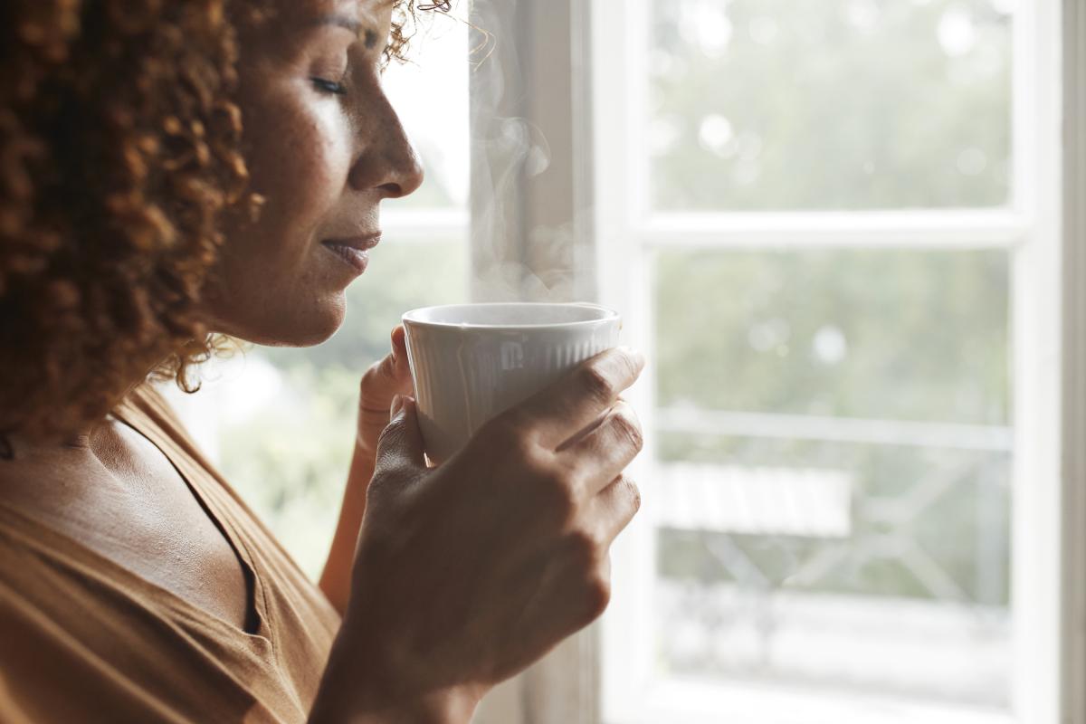 Una mujer con una taza de café.