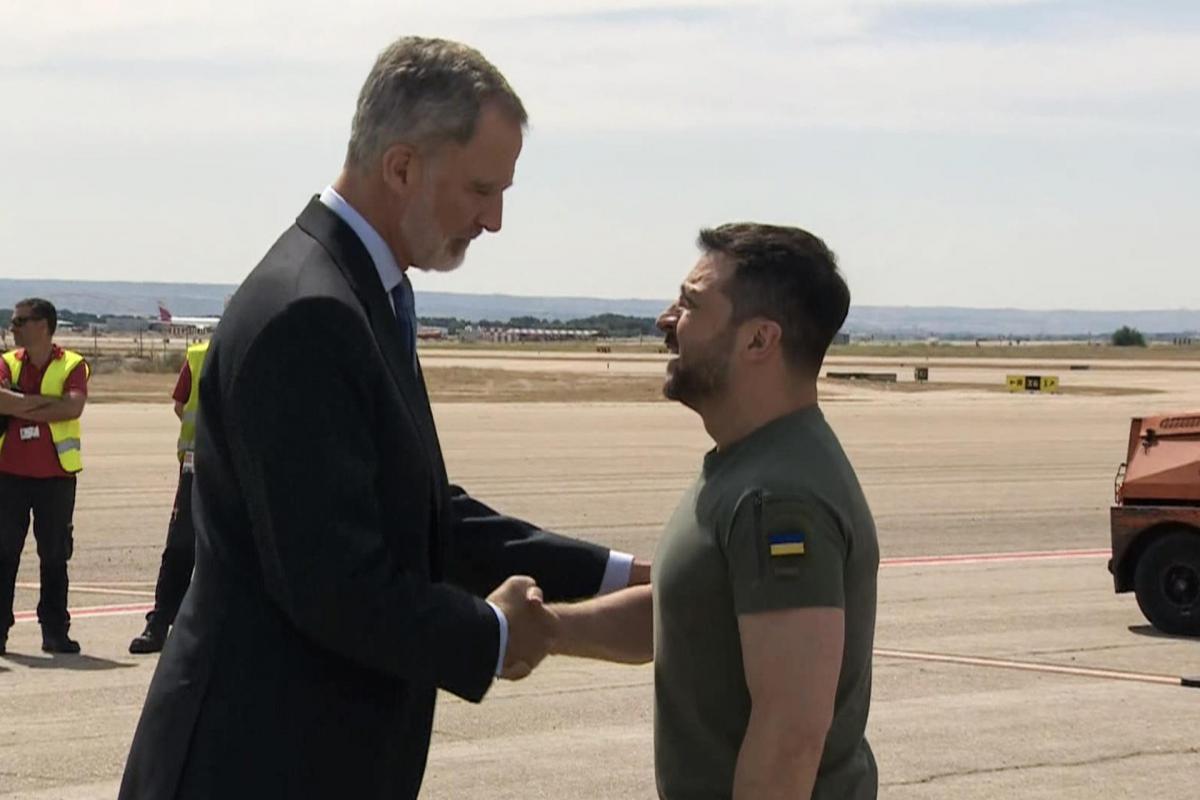 Captura de video del momento en el que el rey Felipe VI recibió esta mañana en el aeropuerto de Madrid al presidente de Ucrania, Volodímir Zelenski.