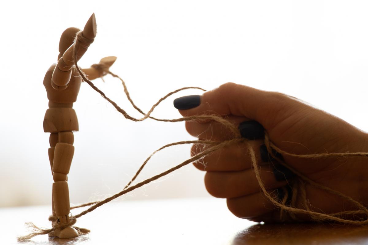 Imagen simbólica de una persona manipuladora.