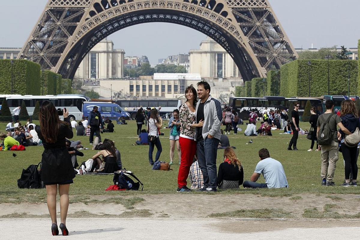 La Torre Eiffel es el principal reclamo turístico de París.