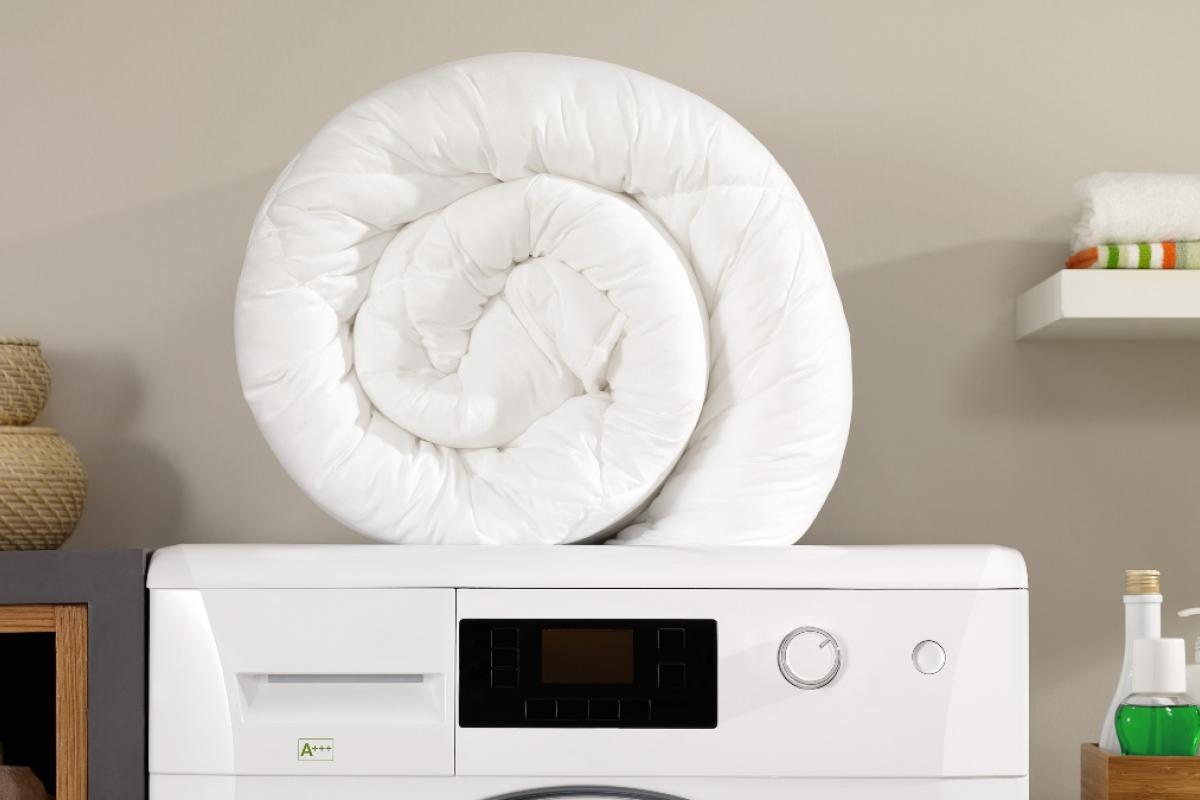 Edredón limpio encima de la lavadora