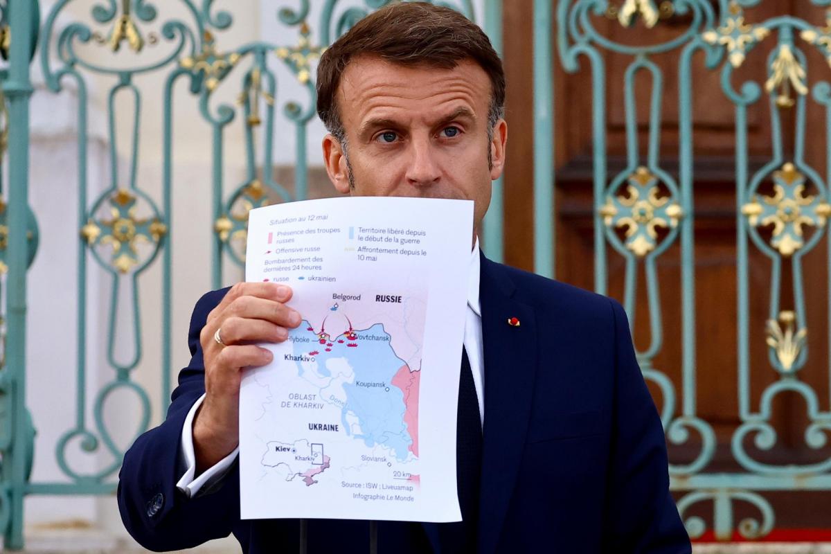 El presidente de Francia, Emmanuel Macron, muestra un mapa con la situación de la guerra en Ucrania durante su rueda de prensa de este 28 de mayo