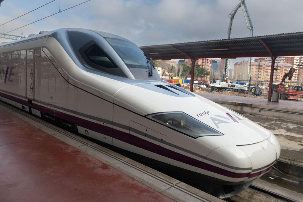 Entrada del AVE en la estación de tren de Murcia.