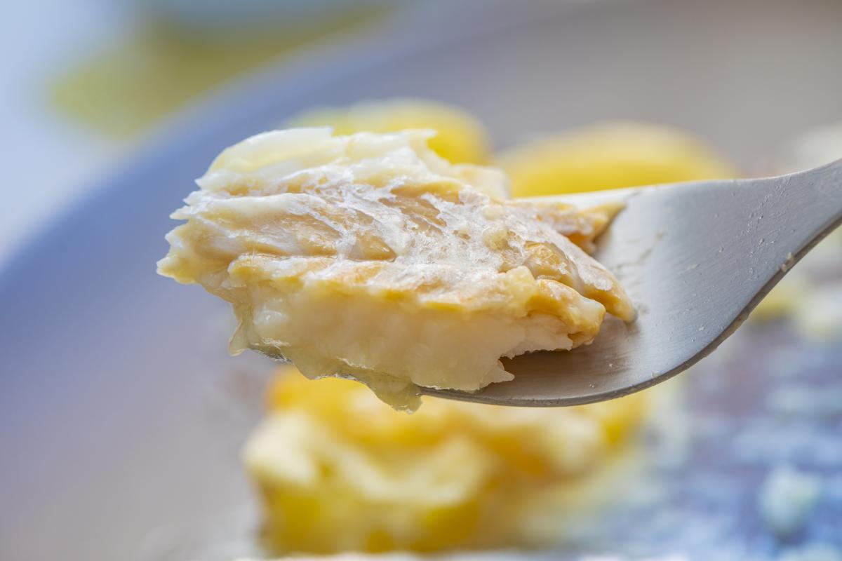 Imagen de archivo de un trozo de pescado en un tenedor.