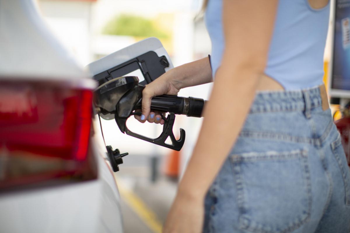 Imagen de archivo de una persona repostando combustible.