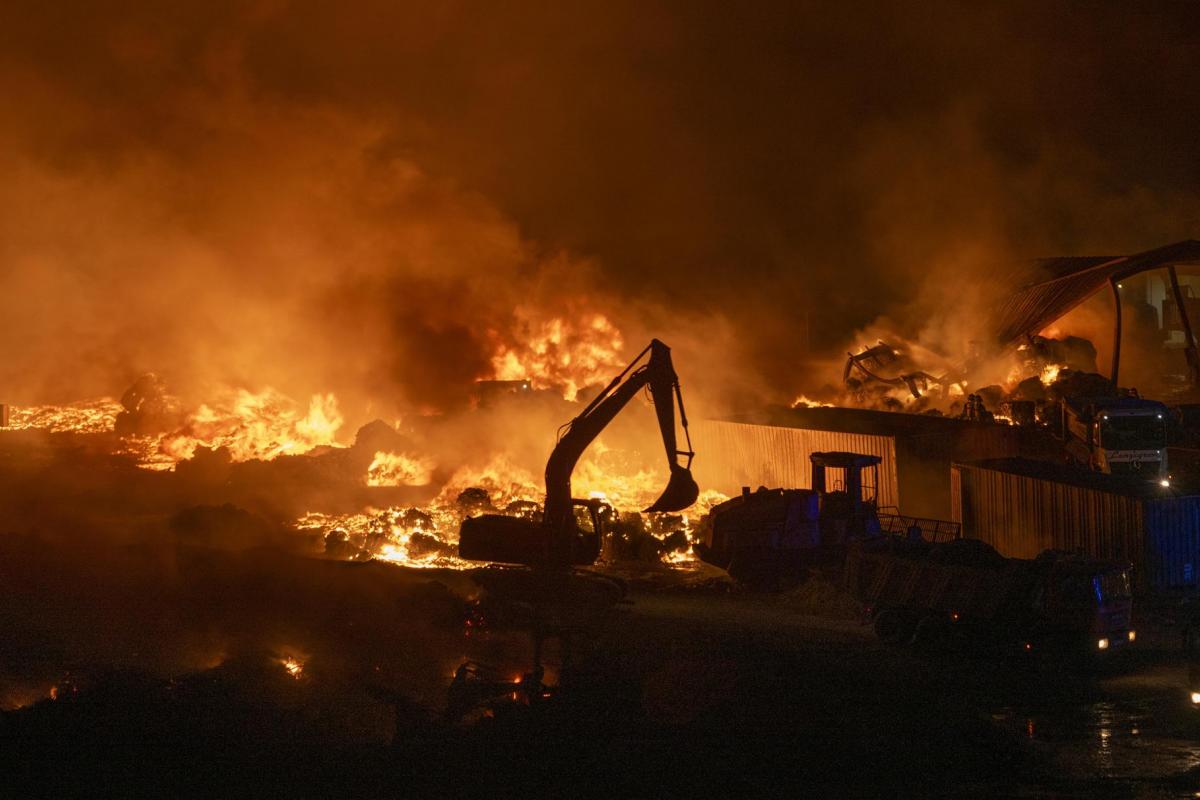Seis dotaciones de los bomberos trabajan en el vertedero de Zonzamas