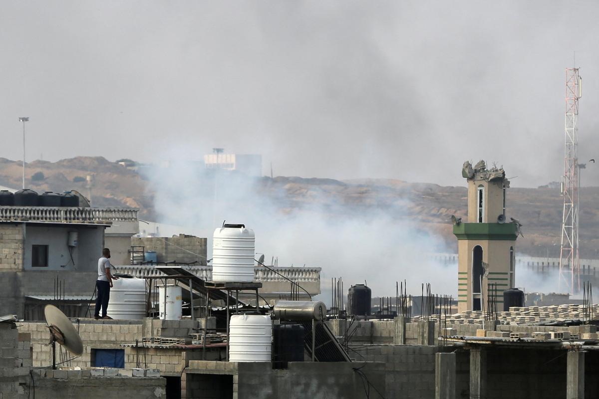 Una columna de humo elevándose sobre la zona de Rafah (Franja de Gaza).