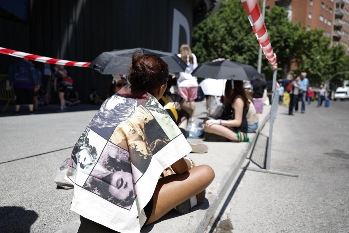 Fans haciendo cola para acceder al primer concierto de Taylor Swift en Madrid.