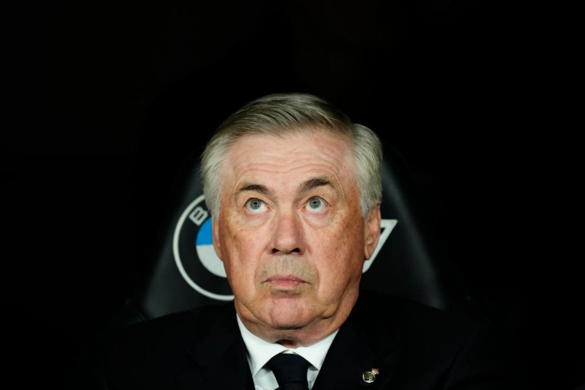 Carlo Ancelotti gesticula desde el banquillo durante un partido del Real Madrid