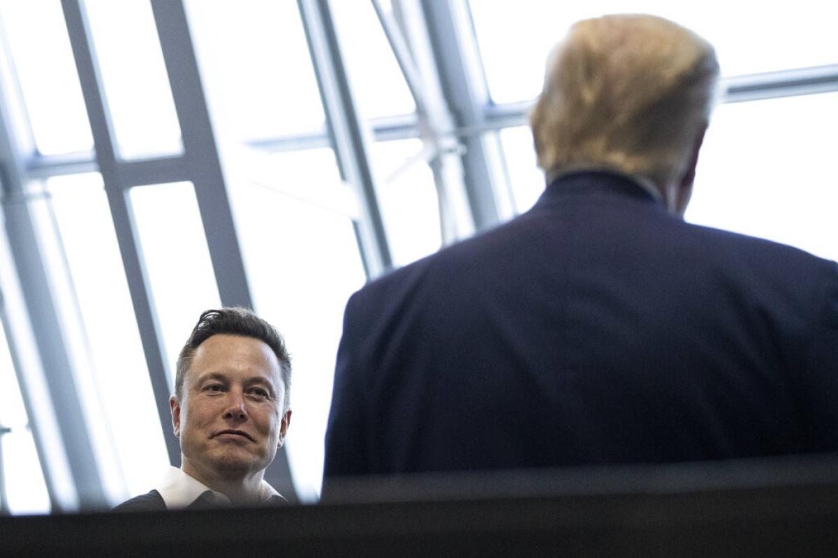 Elon Musk y Donald Trump (de espaldas) en una imagen tomada en Cabo Cañaveral en 2020.