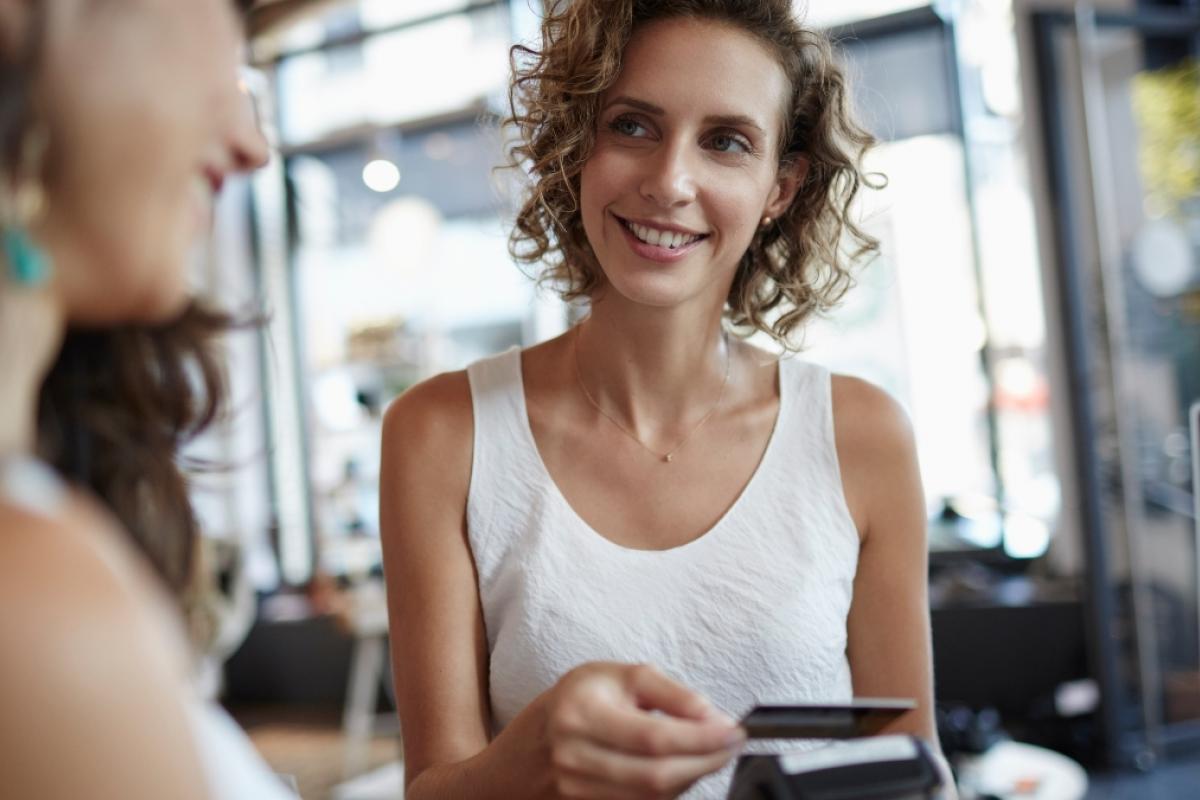 Mujer pagando en una tienda