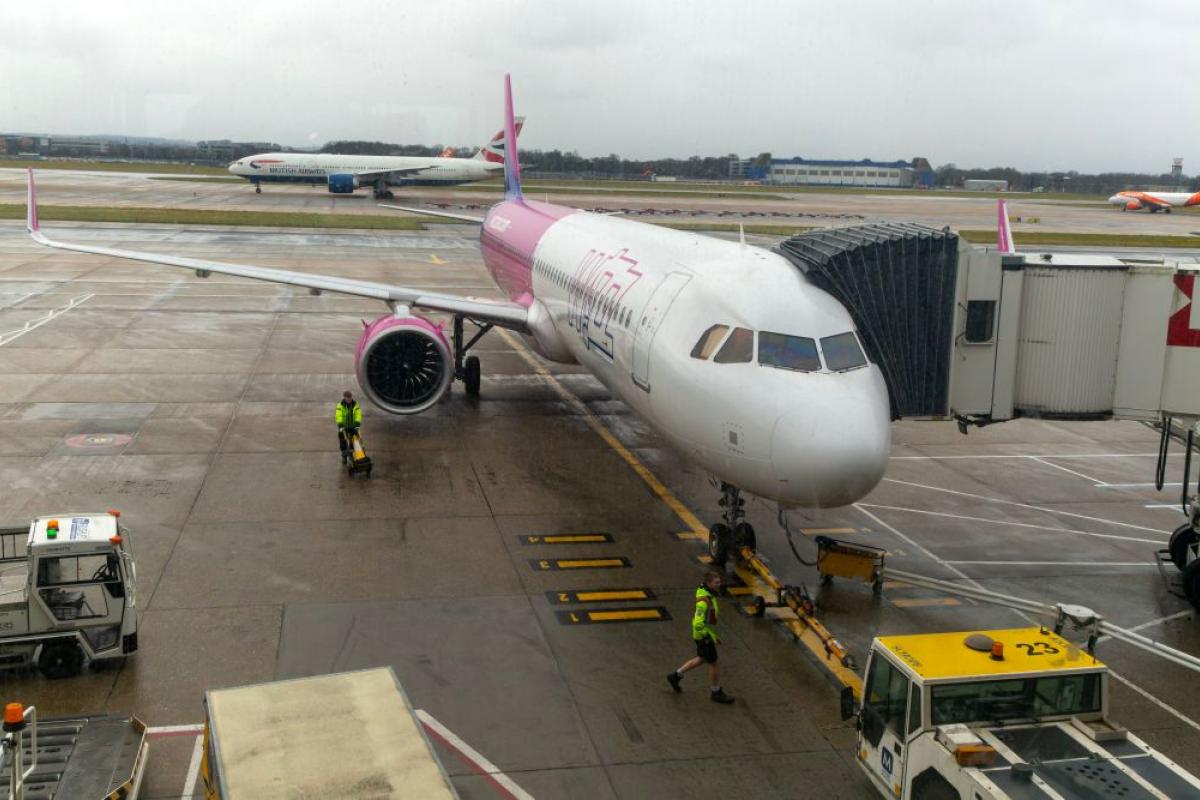 Un avión de la aerolínea Wizz Air en el aeropuerto de Gatwick, en Londres.
