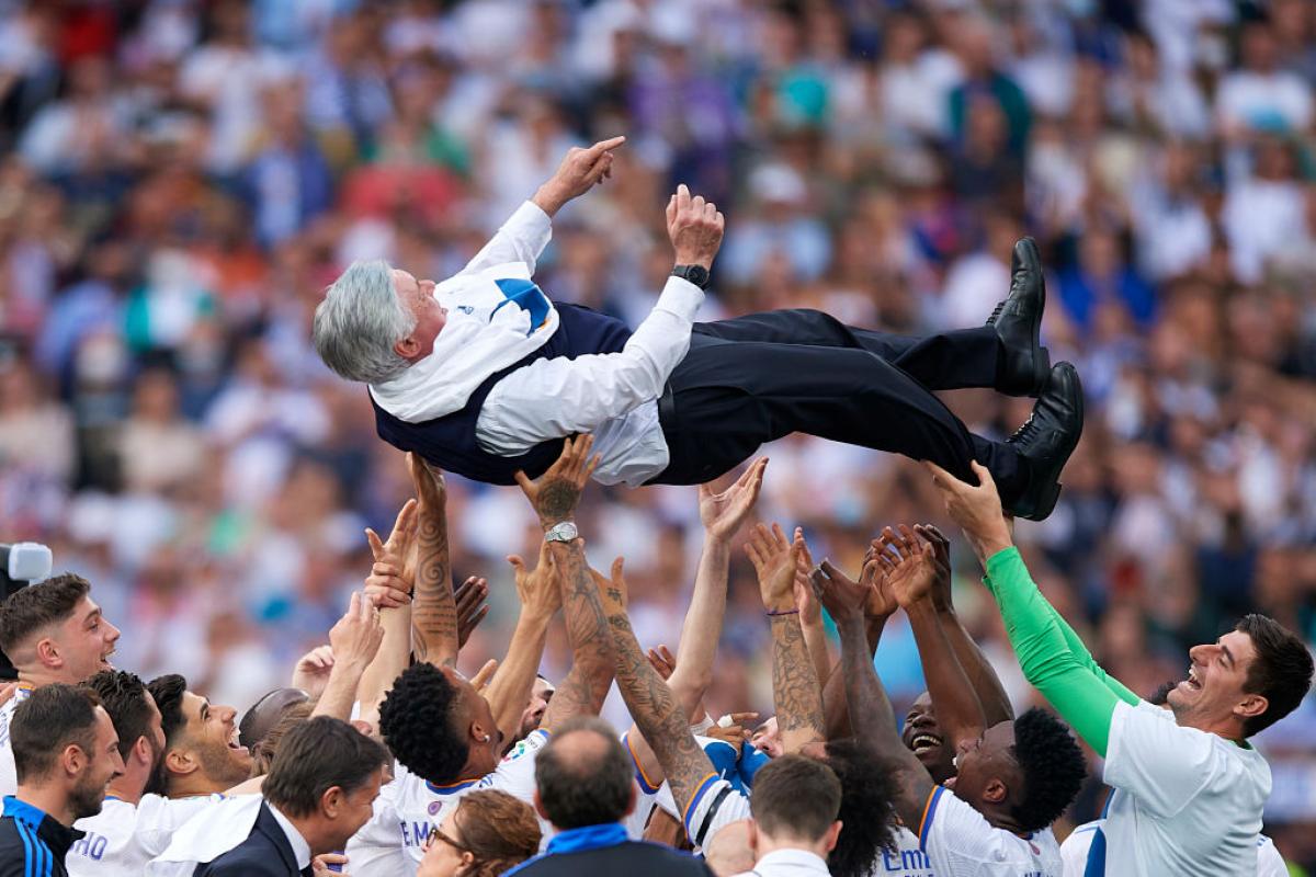 Los jugadores mantean a Carlo Ancelotti en la celebración de un título