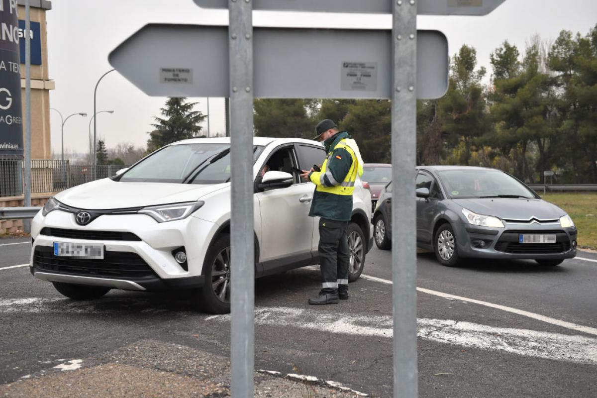 Control de alcoholemia en una carretera española durante una Operación Salida.