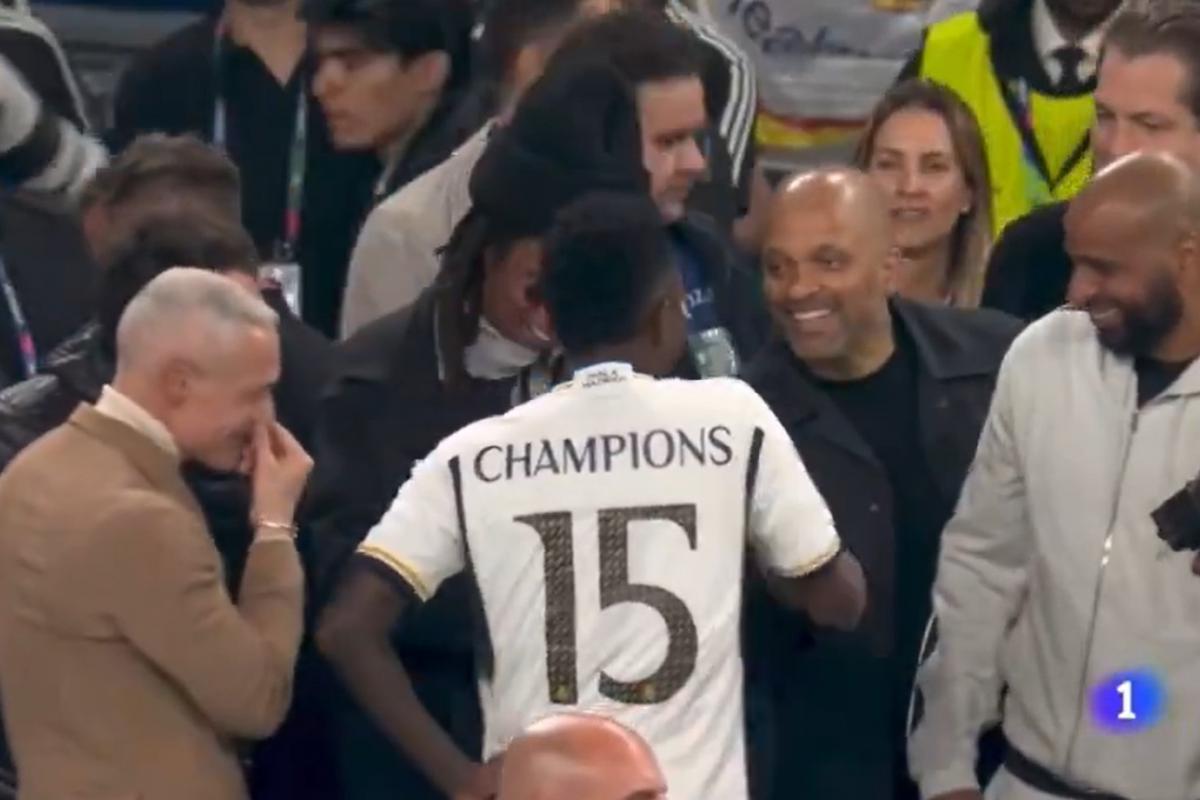 Momento en el que Vinicius JR. celebra la victoria del Real Madrid.
