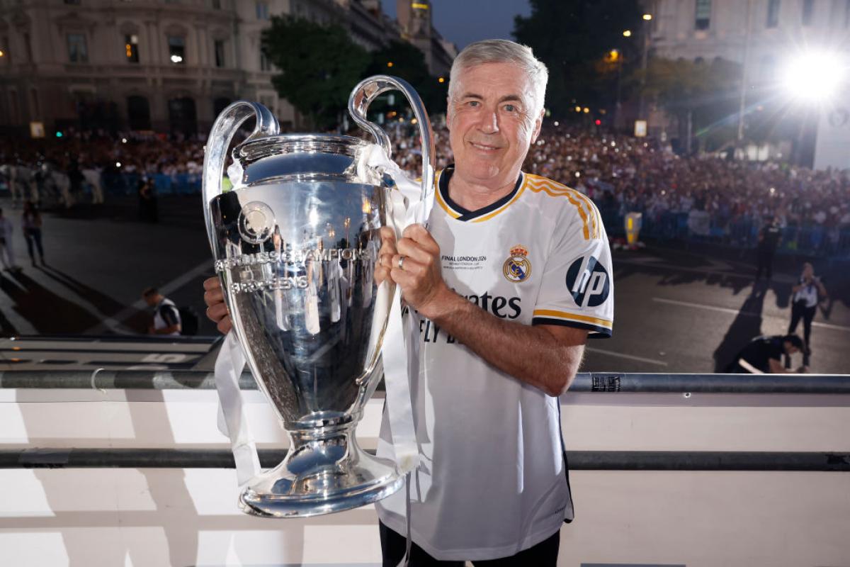 Carlos Ancelotti, entrenador del Real Madrid, posa con la copa de la 'Decimoquinta'