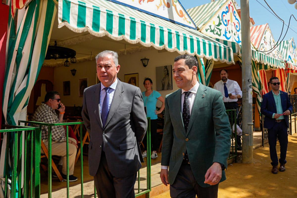 El regidor hispalense, Jose Luis Sanz, junto al presidente de la Junta de Andalucía, Juan Manuel Moreno Bonilla, en una imagen de archivo paseando por la Feria de Sevilla.