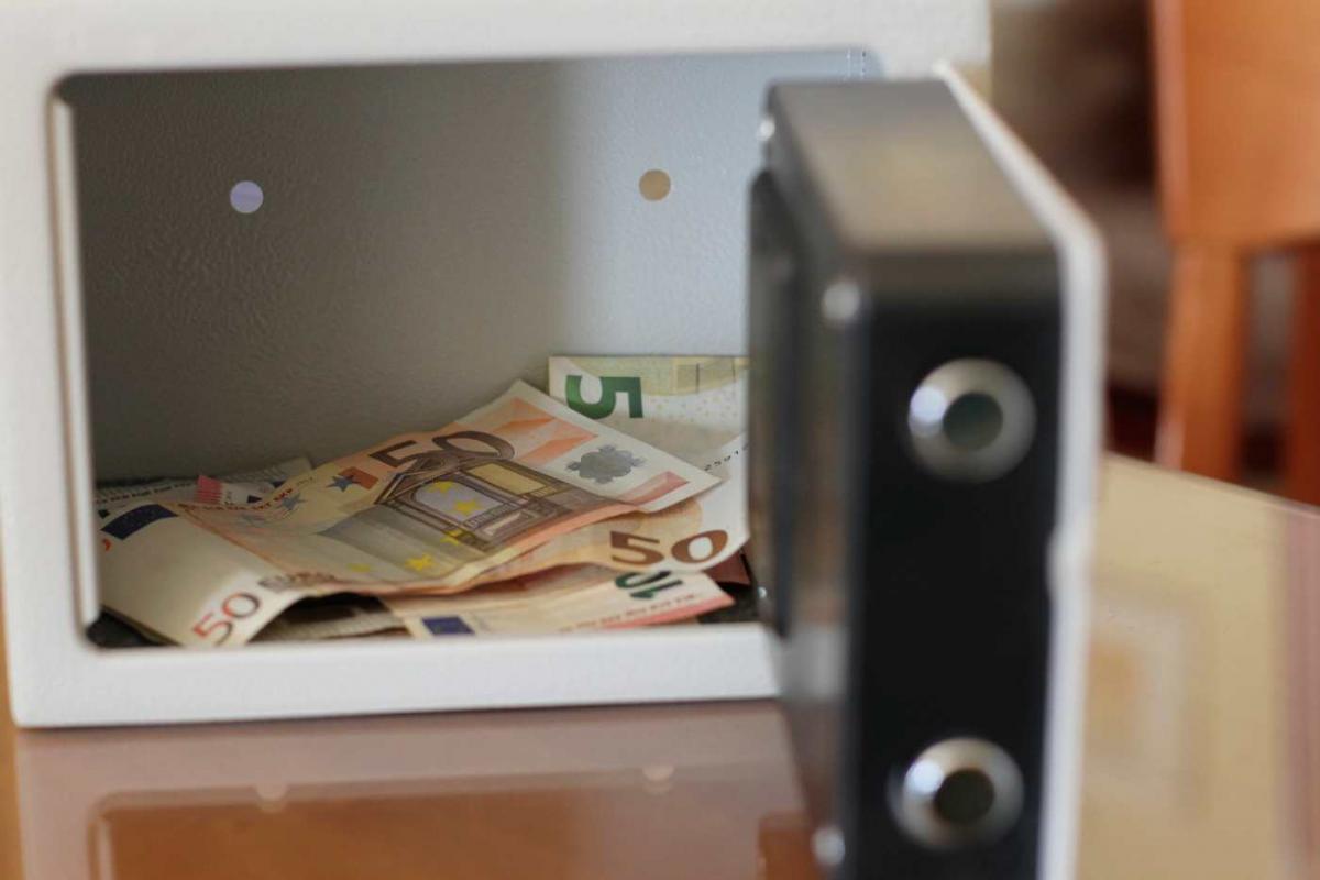 Ahorros guardados en una caja fuerte