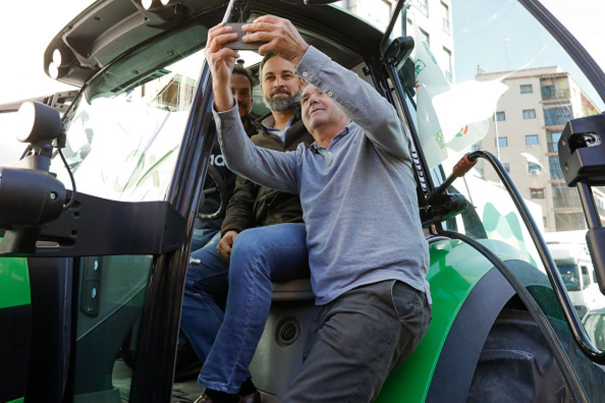 El presidente de Vox, Santiago Abascal, subido a un tractor durante una protesta en Murcia.