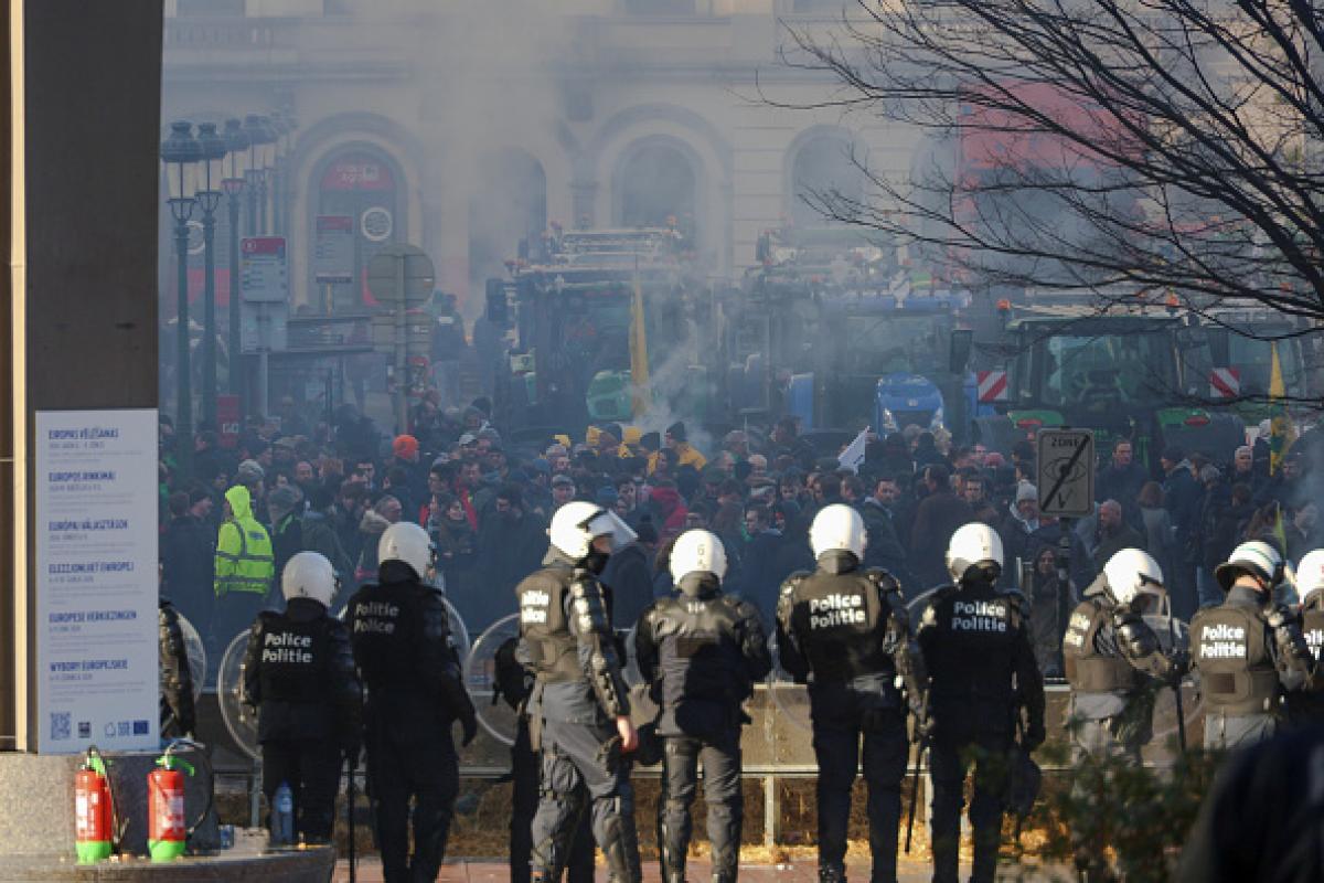 Imagen de archivo de antidisturbios protegiendo la sede del Parlamento Europeo en Bruselas, ante una protesta agraria.