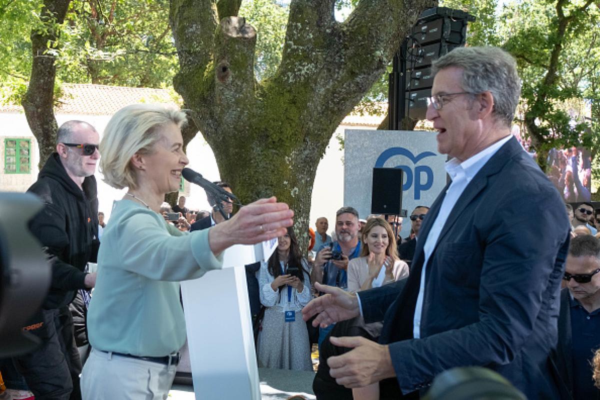La presidenta de la Comisión Europea, Ursula Von der Leyen, y el líder del Partido Popular, Alberto Núñez Feijóo, durante un evento de la campaña de las elecciones europeas en la tradicional romería de los populares gallegos en O Pino (Coruña).