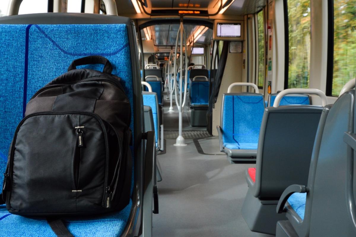 Mochila en un autobúsº