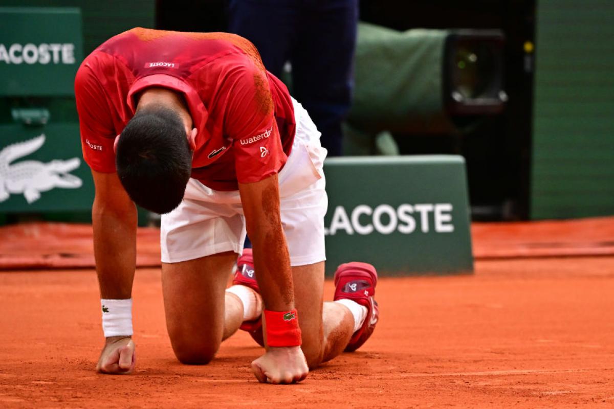 Novak Djokovic, en el suelo durante su partido de octavos