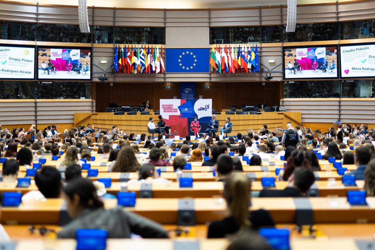 Jóvenes en un acto de European Youth Forum en el Parlamento Europeo.