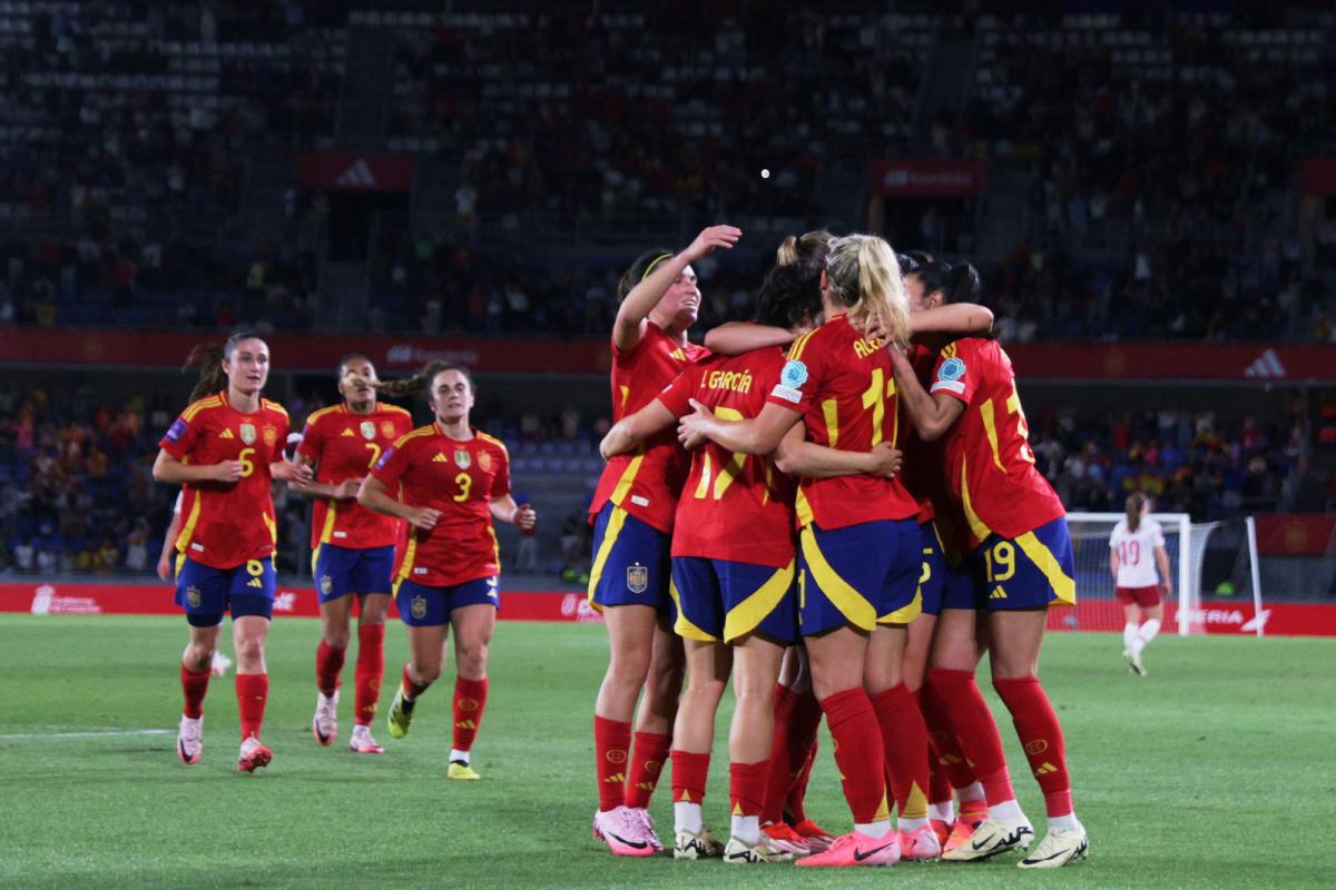 Las jugadoras de la selección celebran el 3-2 de Lucía García ante Dinamarca.