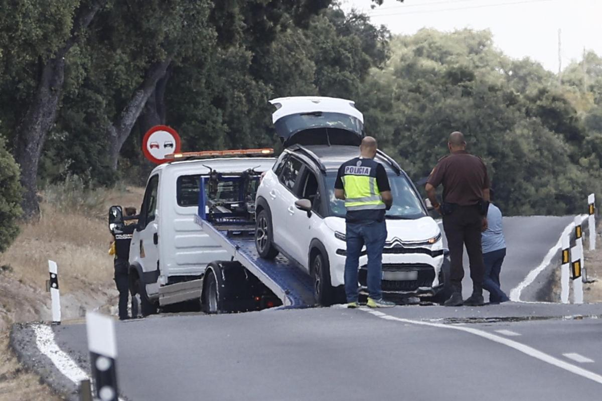 Retirada de un vehículo en las inmediaciones de la zona acordonada por las fuerzas de seguridad este martes, tras el asesinato a tiros este martes, en la carretera junto a un restaurante del distrito madrileño de Fuencarral-El Pardo, de Borja Villacís, hermano de la exvicealcaldesa de la capital y exdirigente de Ciudadanos, Begoña Villacís.