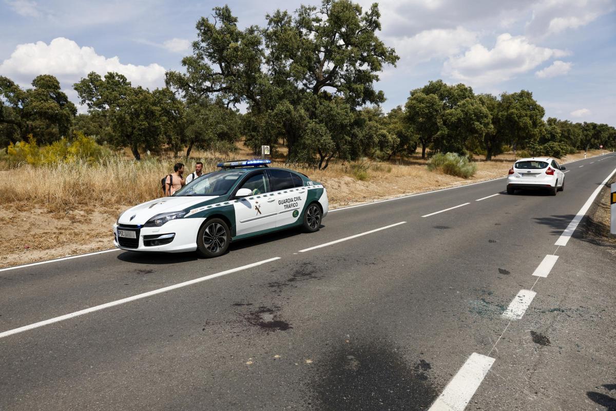 Un vehículo de la Guardia Civil en las inmediaciones de la zona acordonada por las fuerzas de seguridad este martes, tras el asesinato a tiros este martes, en la carretera junto a un restaurante del distrito madrileño de Fuencarral-El Pardo, de Borja Villacís, hermano de la exvicealcaldesa de la capital y exdirigente de Ciudadanos, Begoña Villacís.