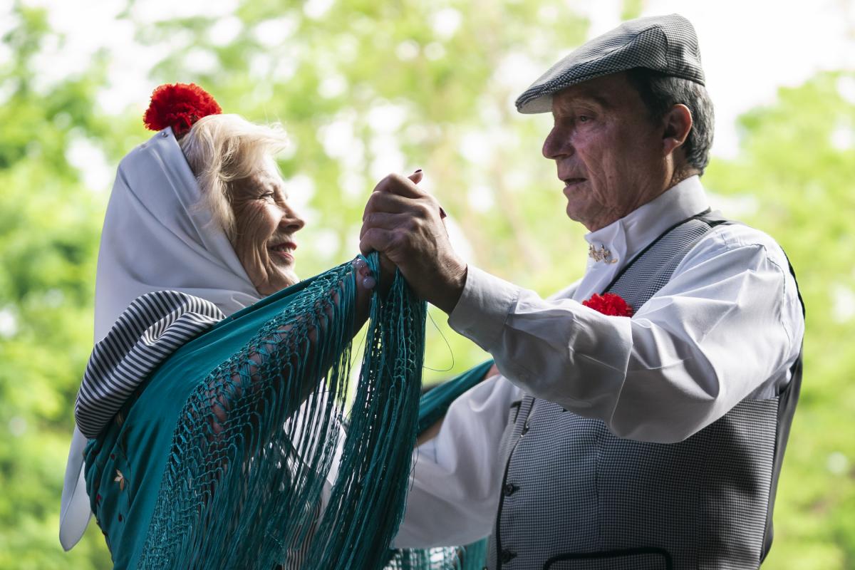 Una pareja bailando un chotis.