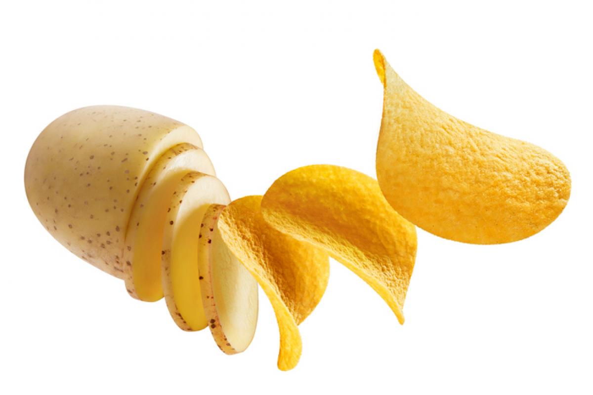 Ilustración de rodajas de una patata y patatas fritas.