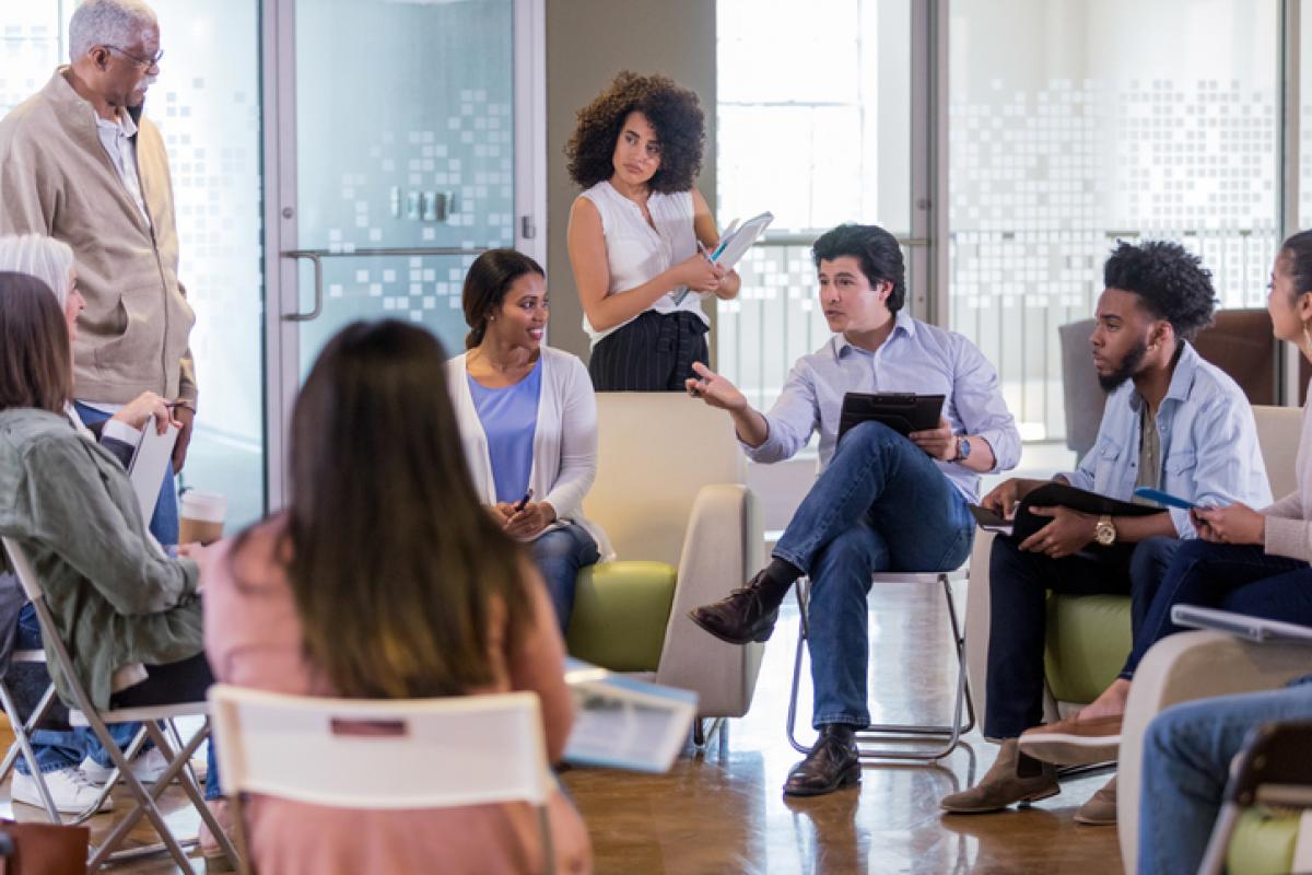 Imagen de archivo de una reunión de una comunidad de vecinos.