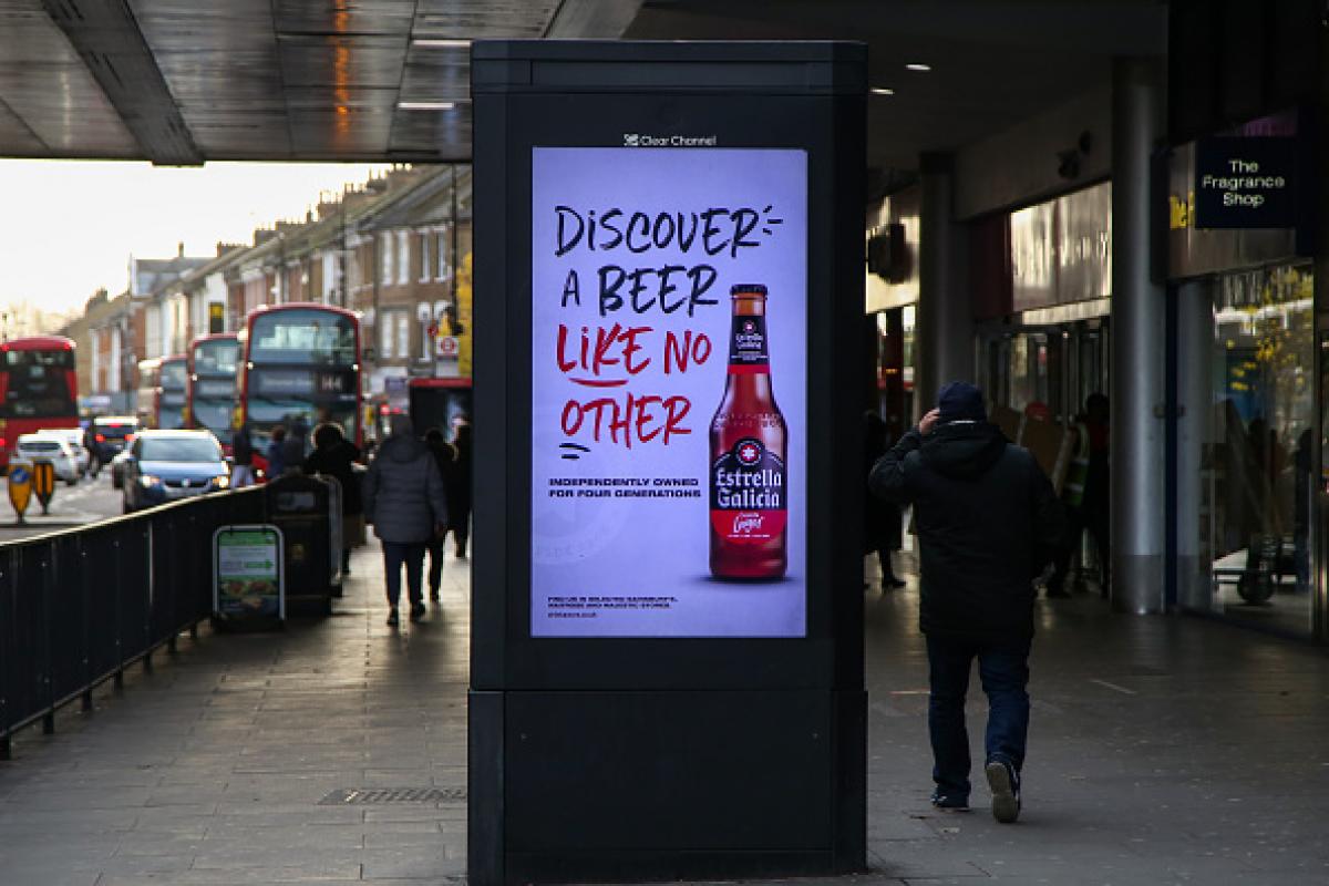 Un cartel de publicidad de Estrella Galicia en Londres, Reino Unido, en una imagen de archivo.