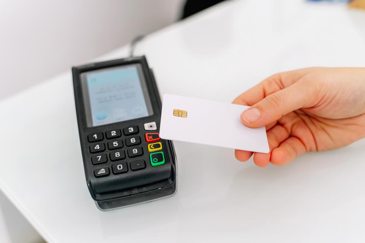 Una persona paga con el sistema 'contactless'.