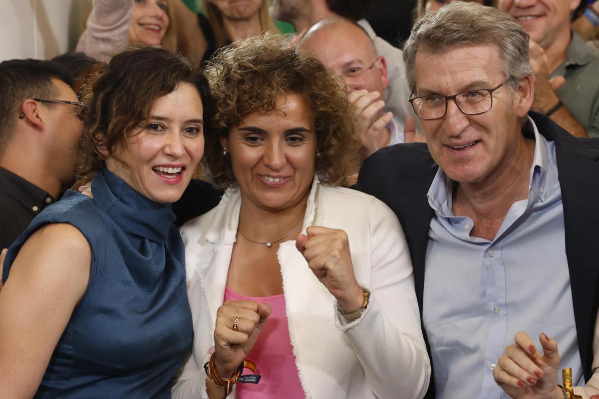 El líder del PP, Alberto Núñez Feijóo (d), junto a la cabeza de lista del PP a las elecciones europeas, Dolors Montserrat (c), y la presidenta de la Comunidad de Madrid, Isabel Díaz Ayuso (i), celebran el triunfo de los populares en las elecciones europeas.