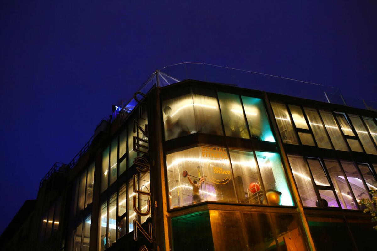Gente entrenando en las instalaciones de un gimnasio en Madrid.