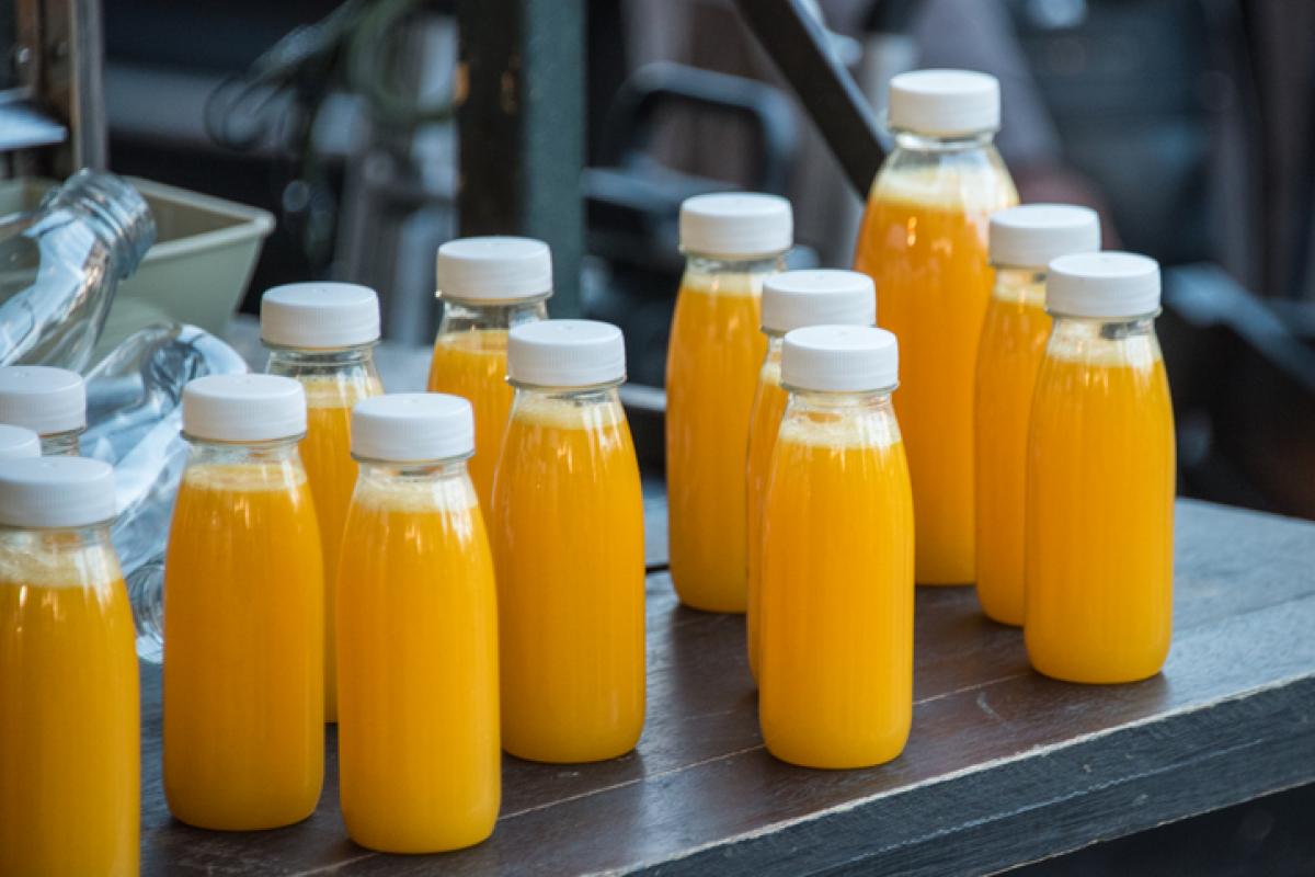 Imagen de archivo de envasado de zumo de naranja.