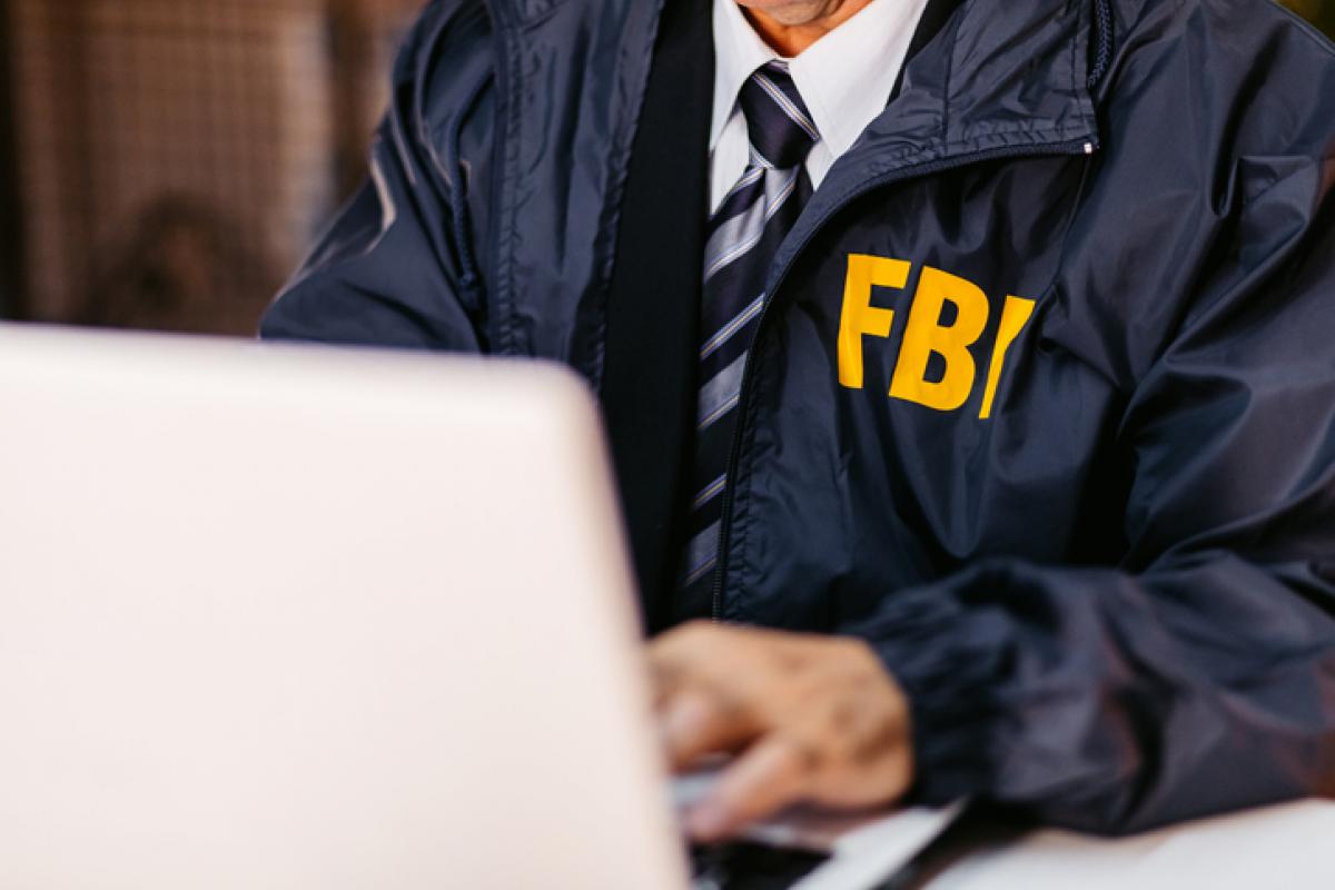Imagen de una persona con el emblema del FBI.