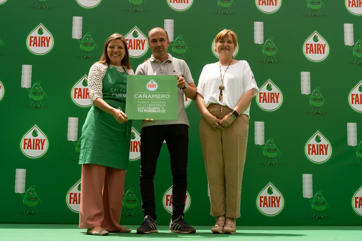 El alcalde de Cañamero recoge el premio 'Fairy celebra tu pueblo'.