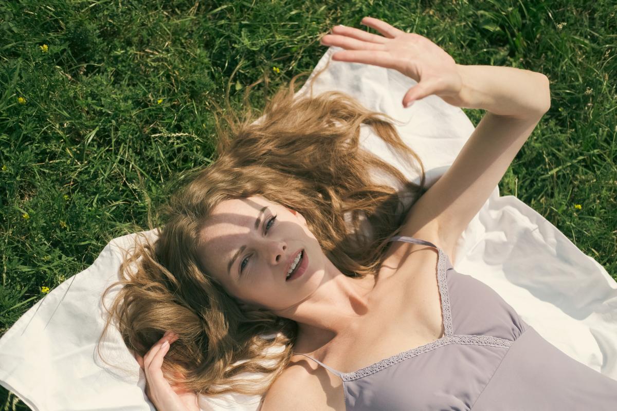 Exponerse al sol sin protección solar produce un gran daño para nuestras células y aumenta el riesgo de cáncer cutáneo.