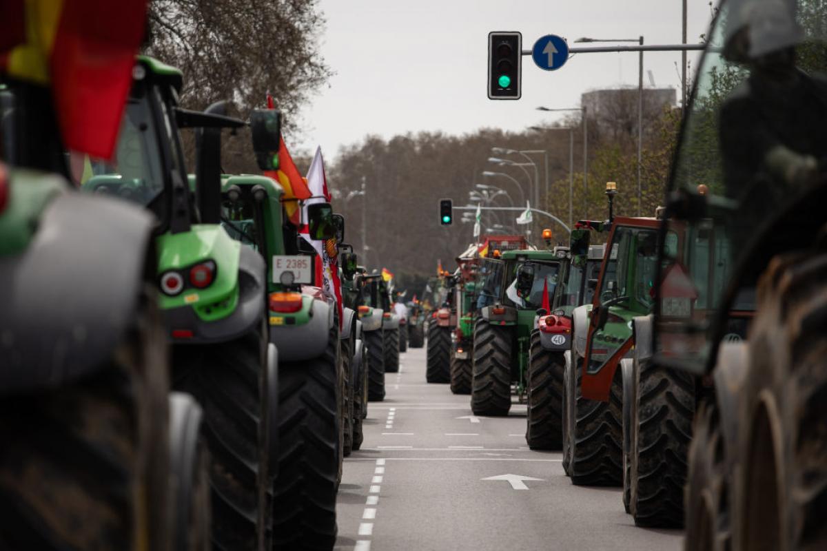 Tractores desfilando por las calles de Madrid en una de las protestas más relevantes de estos meses