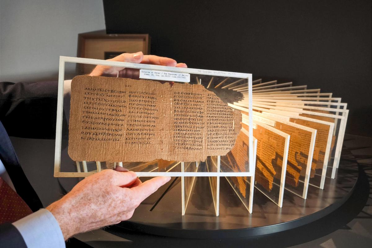 Vista del códice Crosby-Schøyen, uno de los libros más antiguos del mundo, que saldrá a subasta este martes en Londre