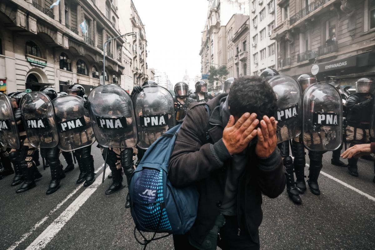 La Policía lanza gases lacrimógenos en las manifestaciones contra la ley estrella de Milei.