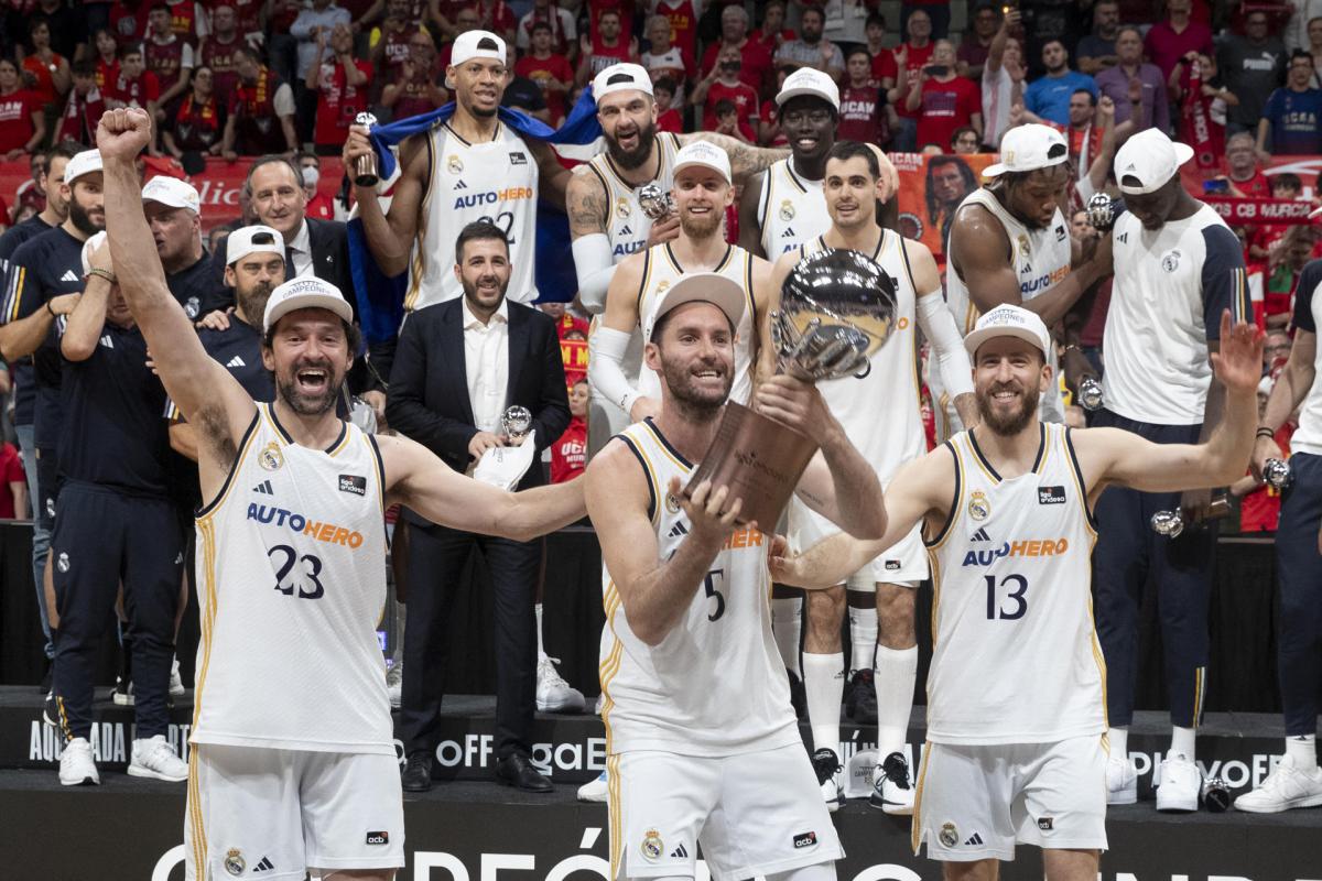 Rudy Fernández levanta el trofeo de la Liga Endesa 2023-2024 conquistado por el Real Madrid