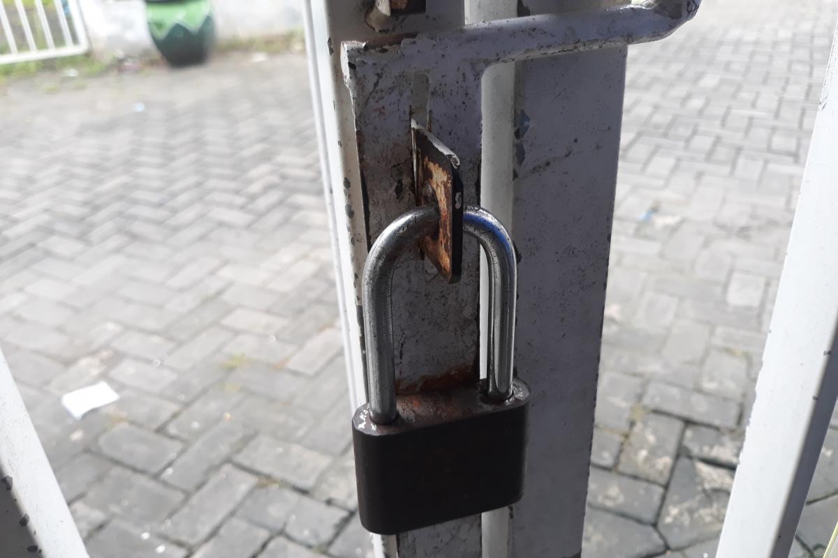 Un candado en una verja.
