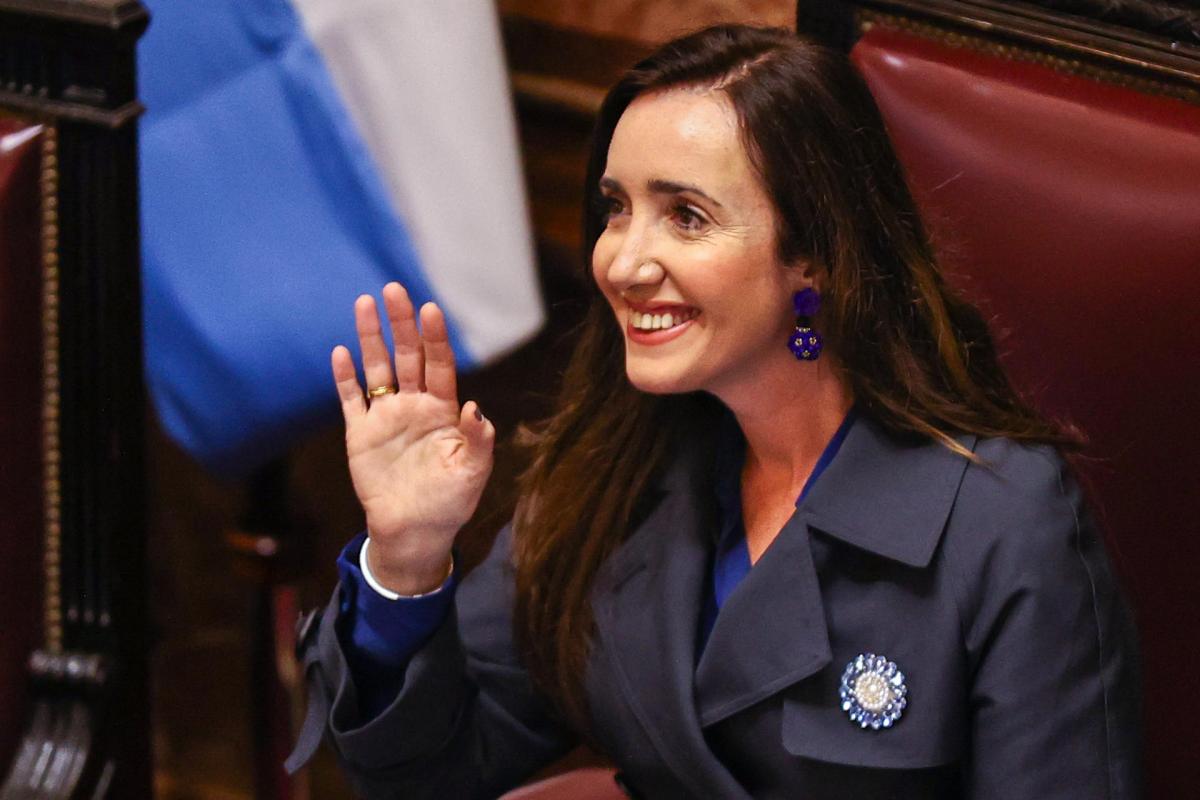 La vicepresidente Victoria Villarruel, saluda durante el debate en el Senado.